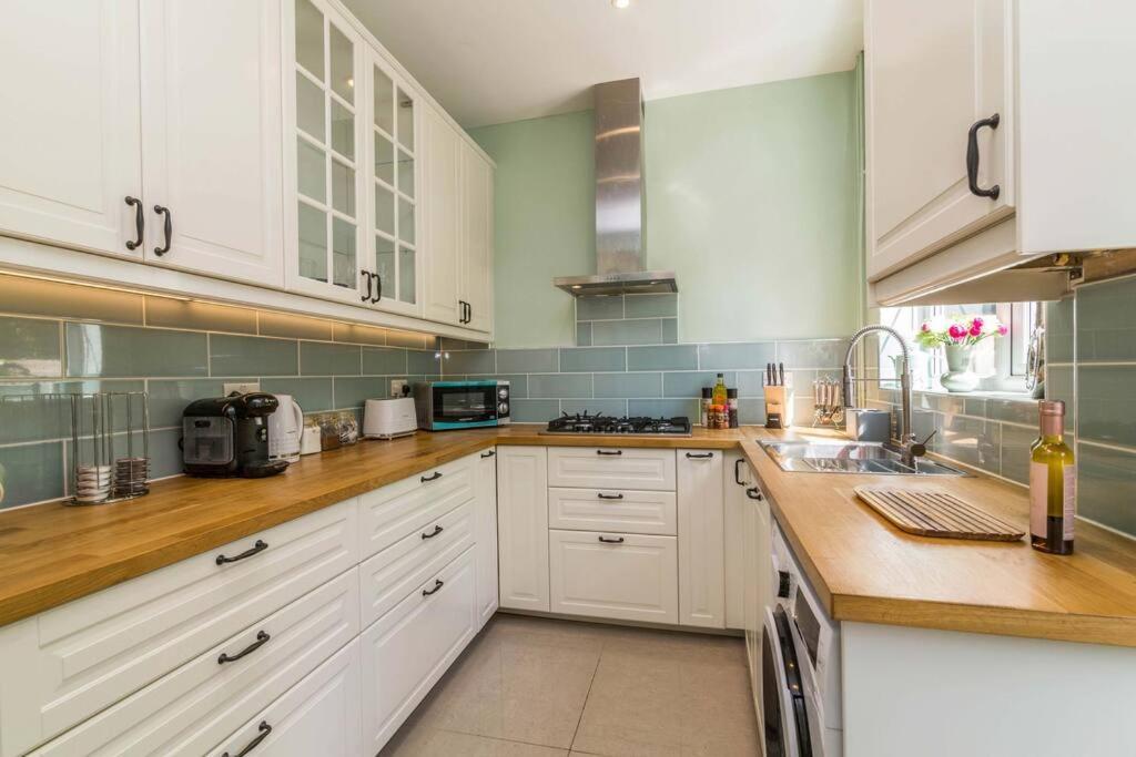 Lovely Home With Four Bedrooms And Private Garden And Parking, Close To Nottingham City Centre Exteriér fotografie
